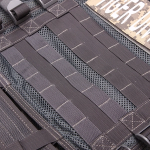Detail van MOLLE-systeem met nylon banden en ademend gaas op het tactische vest