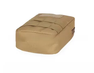Vue détaillée du dessous de la pochette tactique beige avec sangle MOLLE et tissu résistant