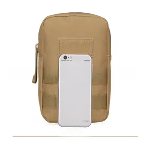 Pochette tactique coyote avec système MOLLE comparée à un smartphone pour la taille
