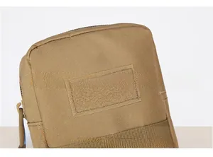 Détail macro de la pochette tactique kaki avec zone velcro et système de sangles MOLLE