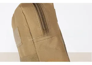 Détail macro des coutures denses et du zip durable sur la pochette tactique kaki