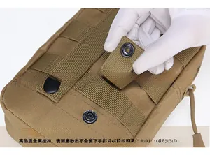 Détail d'une pochette tactique marron avec système MOLLE et boutons-pression en métal mat