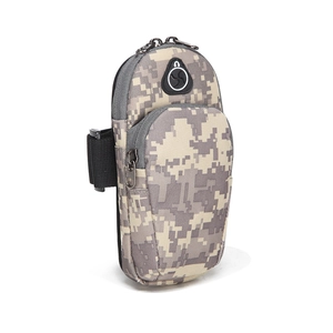 Détail du brassard de sport camouflage avec double fermeture éclair et prise écouteurs