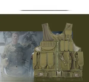 Detail van legergroen tactisch vest met ademend gaas en diverse functionele zakken