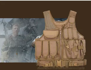 Detailoverzicht van khaki tactisch vest met meerdere zakken en ademend mesh