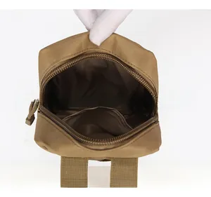 Vue intérieure de la pochette tactique avec compartiments zippés pour rangement mobile