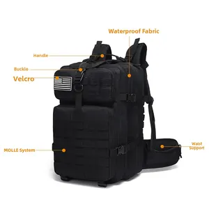 Detailansicht taktischer Rucksack wasserdicht mit MOLLE-System und USA-Patch