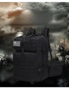 Taktische Erste-Hilfe-Tasche mit MOLLE-System und US-Flaggen-Patch im Detail