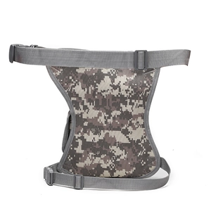 Makroaufnahme der taktischen Beintasche aus Nylon mit Camouflage-Muster und Schnallen