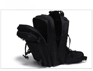 Detailansicht des schwarzen 3D Taktik Rucksacks mit Mehrfachtaschen und MOLLE-System