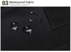 Makroaufnahme von wasserdichtem Oxford-Gewebe mit Wassertropfen auf dem taktischen Rucksack