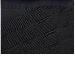 Detail des hochfesten Nylon-MOLLE-Systems Gurtband an einem schwarzen taktischen Rucksack