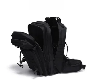 Details der Innenkapazität im schwarzen taktischen Rucksack mit mehreren Staufächern