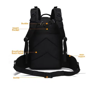 Detailansicht der ergonomischen atmungsaktiven Rückenplatte und Schnallen am Taktikrucksack
