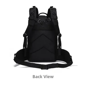 Detailansicht der Rückseite des taktischen Rucksacks mit Mesh-Polsterung und Gurten