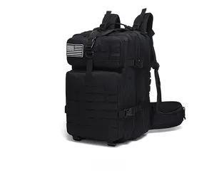 Seitenansicht des schwarzen Taktik Rucksacks mit MOLLE System und Flaggen Patch