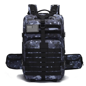 Detailansicht des 3D-Taktikrucksacks mit MOLLE-System und US-Flaggen-Patch