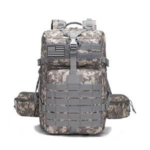 Detailansicht des digitalen Camouflage-Taktikrucksacks mit MOLLE-System und wasserfestem Nylon