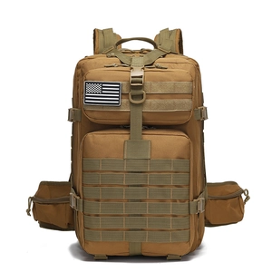 Detailansicht des khakifarbenen taktischen Rucksacks mit MOLLE-System und Flagge