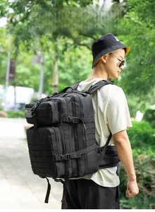 Detailansicht des schwarzen taktischen Rucksacks mit MOLLE-System und USA-Flaggen-Patch