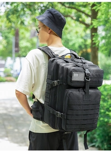 Seitenansicht eines 45L schwarzen Taktik-Rucksacks mit MOLLE-System und USA-Patch