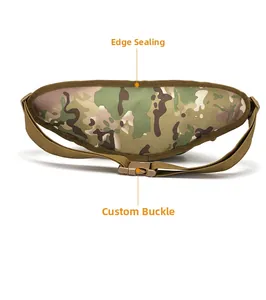 Détail du sac tactique camouflage montrant les liserés renforcés et boucles sur mesure
