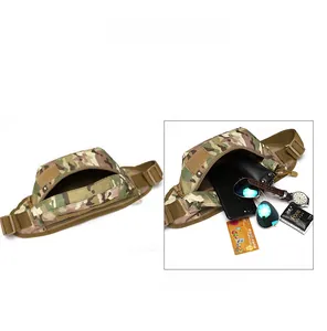 Détail du sac banane tactique camouflage montrant la capacité pour téléphone et objets