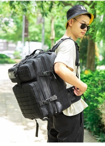Modell mit schwarzem taktischem 3D-Rucksack mit Molle-System und US-Flaggen-Patch