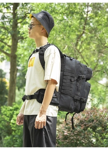 Seitenansicht des taktischen schwarzen Rucksacks mit Molle-System und Schultergurten