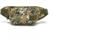 Gros plan du sac banane tactique avec camouflage numérique et zone velcro réglable