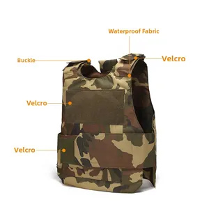 Détail du gilet tactique camouflage avec tissu imperméable et attaches velcro