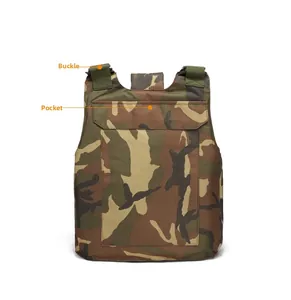 Détail du gilet tactique camouflage montrant la boucle arrière et la poche d'insertion