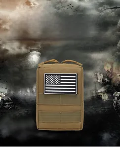 Taktische MOLLE-Tasche in Wüsten-Khaki mit Flaggen-Patch und robustem Nylon-Gewebe