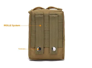 Detailansicht der MOLLE Taktiktasche mit doppelten Druckknöpfen und robustem Nylongewebe