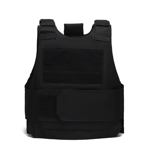 Détail des bretelles réglables et du tissu durable de ce gilet tactique noir haute résistance