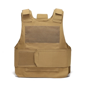 Détail du gilet tactique kaki avec panneaux velcro et tissu oxford de haute qualité durable