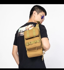 Détail du sac banane tactique kaki avec système MOLLE et compartiment de rangement réglable