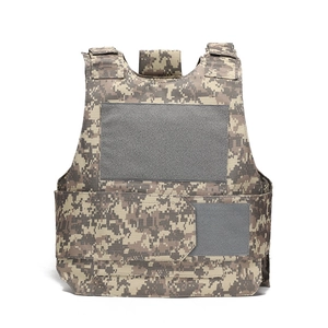 Gros plan sur les bretelles réglables et la texture du tissu du gilet tactique camouflage