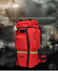 Vue détaillée du sac à dos tactique médical d'urgence rouge avec bandes réfléchissantes