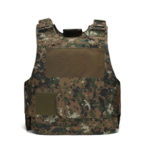 Détail du gilet tactique camouflage numérique avec zone velcro pour patchs à l'avant