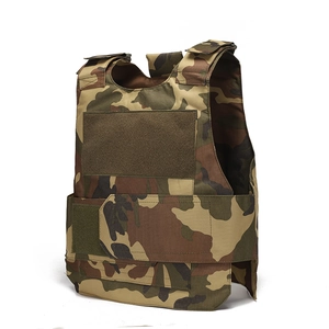Détail d'un gilet tactique camouflage avec panneaux velcro réglables et sangles de maintien