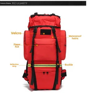 Détail du sac à dos tactique 65L avec bandes réfléchissantes et tissu imperméable