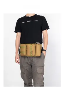 Détail de la sacoche tactique kaki avec poche modulaire et porte-bouteille d'eau spécifique