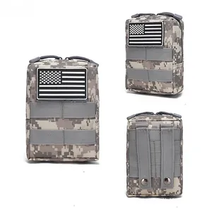 Detailansicht der taktischen ACU-Tarn-Tasche mit US-Flaggen-Patch und MOLLE-System