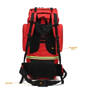 Détail du sac à dos de 65L avec panneau dorsal en filet respirant et boucles de sécurité