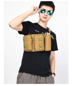 Vue avant du sac de poitrine tactique marron coyote avec passant MOLLE et porte-bouteille
