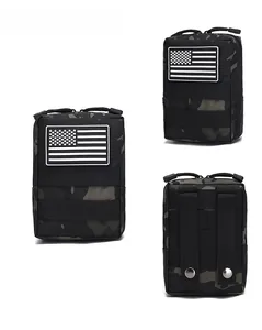 Detailansicht der taktischen Tasche in Schwarz-Camo mit MOLLE-System und US-Flaggen-Patch