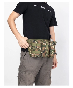 Détail de la sacoche de ceinture camouflage avec porte-bouteille et sangles tactiques MOLLE