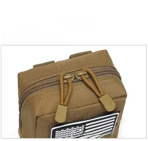Detailansicht der taktischen Tasche in Khaki mit Doppelreißverschlüssen und Paracord