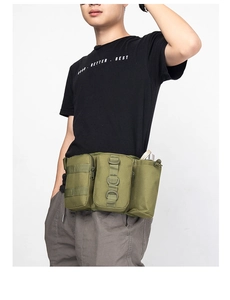 Détail du sac banane tactique vert militaire avec porte-bouteille et système MOLLE
